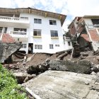 1. La vivienda. El muro de contención y gran parte del patio cayeron sobre el terreno abandonado. La residencia, ubicada en El Paraíso