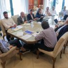 El Gobierno publicó esta foto en la que se ve al presidente Guillermo Lasso dirigiendo una reunión de gabinete. Tiene sus piernas cruzadas. Eso observaron usuarios de redes sociales.