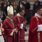 El papa Francisco junto a miembros de la Curia en la Basílica de San Pedro.