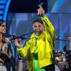 Momentos en que el artista argentino levanta sus gaviotas en señal de victoria.