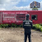 Un agente de tránsito observa a la unidad, que perdió pista este jueves 23 de febrero de 2023.