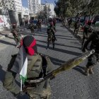 Combatientes del Frente Democrático para la Liberación de Palestina marchan durante la protesta contra la incursión militar israelí en la ciudad cisjordana de Nablus.