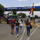 Fotografía del 20 de febrero de 2023 de varias personas mientras entran a Colombia desde Venezuela por el Puente Simón Bolívar en Cúcuta (Colombia)