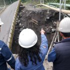 La gerente de Petroecuador, María Elisa Soledispa, en la visita a la zona de los oleoductos afectados.