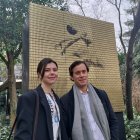 Madrid. Los gestores de esta propuesta artística y de denuncia aparecen al pie de la obra expuesta al público.