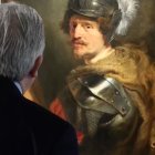 Un persona observa el cuadro que está de paso por Madrid, en estos días.