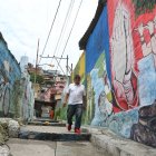 ‘Maquillaje’. Los colores de las paredes de algunos callejones no han cambiado la imagen olvidada del cerro del Carmen.