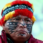 El presidente de la Confederación de Nacionalidades Indígenas de la Amazonía Ecuatoriana (Confenaie), Marlon Vargas, participa durante un discurso en la Casa de la Cultura, en Quito (Ecuador).