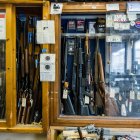 Fotografía de archivo de una exhibición de armas largas, rifles y escopetas en una tienda en Nueva York (EE.UU.).