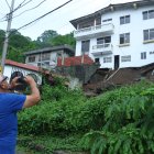 Las personas fotografían lo sucedido en la ciudadela El Paraíso
