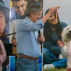 En septiembre pasado, el presidente Guillermo Lasso protagonizó un hecho que fue criticado, en la entrega de casas a familias vulnerables, en Deleg, Azuay. El mandatario amagó a una mujer que esperaba recibir las llaves de una vivienda.