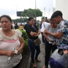Dolor. Familiares de los atacados a tiros llegaron al centro forense de Guayaquil, para las diligencias de ley.