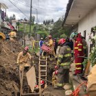 Ricaurte. Bomberos trabajan en el rescate de las víctimas.