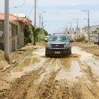 Ante la más mínima garúa, los ciudadanos tienen problemas para movilizarse por la tierra acumulada.