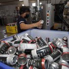 Desarrollo. Las bebidas pasan por un proceso de relleno, sellado del sticker de la marca y sellamiento del envase. Todo este proceso toma alrededor de 10 segundos por lata.