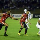 El argentino Bruno Duarte (2) lideró la defensa de Deportivo Cuenca en el triunfo ante Liga de Quito