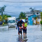 Algunas personas tuvieron que salir de sus viviendas debido al agua acumulada