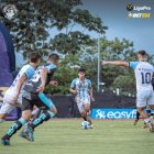 Los jugadores de Guayaquil City dominan el balón en medio de una cancha del Guayaquil City que dejó mucho que desear.