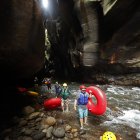 La Uribe. Turistas caminan por el cañón del río Guape, el 18 de febrero de 2023, en departamento del Meta (Colombia).  Buscan un poco de diversión en la selva montañosa.