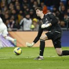 Thibaut Courtois, portero del Real Madrid, en acción durante el duelo contra el Atlético de Madrid por la fecha 23 de LaLiga.