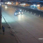 Cámara de seguridad capta el momento en que niño llega en bicicleta y coloca el artefacto.