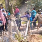 Concentración. Un grupo de personas se opone a que la empresa privada realice trabajos de extracción en la zona.