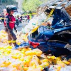 Daños. Al menos cinco vehículos fueron impactados por el camión.