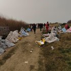 Un grupo de supervivientes del naufragio es asistido por los servicios de emergencia en una playa cerca de Cutro, provincia de Crotone, sur de Italia.