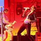 Hannah y Ashley al salir en escena.