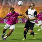 El delantero de Porcinos FC Ronaldo de Assis Moreira "Ronaldinho" (i) lucha con Lopo, de PIO FC, durante el partido de la Kings League