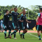 El zaguero Teodoro Paredes (c) y su celebración tras marcar el gol del Cumbayá