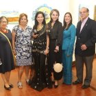 Exhibición. El embajador Roberto Illingworth, junto a parte de las artistas que presentan sus obras.