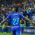 Bolaños en la celebración del segundo gol ante Libertad.