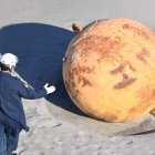 Una misteriosa esfera de metal fue encontrada en las playas de Japón.