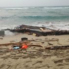 Restos arrastrados a la costa en una playa cerca de Cutro, provincia de Crotone, sur de Italia, tras el naufragio de una embarcación del domingo 26 de Febrero.