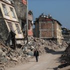 Un hombre pasa junto a edificios derrumbados tras los fuertes terremotos en Hatay, Turquía, el 23 de febrero de 2023.