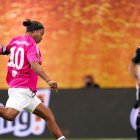 Ronaldinho jugando con Porcinos FC, el pasado domingo 26 de febrero.