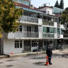 Dos policías custodian la vivienda donde se hallaron restos de Abby Choi, de 28 años, popular modelo de Hong Kong que fue asesinada y descuartizada