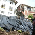 Daño. El comité barrial de El Paraíso recaudó fondos para comprar una membrana plástica que frene los deslizamientos de tierra, de forma que el agua circule.