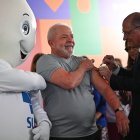 El Presidente de Brasil, Luiz Inácio Lula da Silva (c), recibe una dosis de la vacuna contra la covid-19 por parte del vicepresidente Geraldo Alckmin hoy 27 de febrero