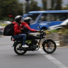 Dudoso. La circulación de dos personas para realizar una entrega genera sospecha.