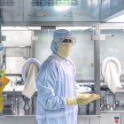 Imagen tomada el 21 de mayo de 2019 que muestra a un hombre mientras trabaja en un laboratorio de investigación en Lianyungang (China).