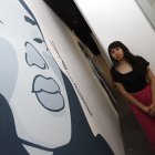 Apertura. La artista conocida como Oky Sargón aparece junto a su obra.