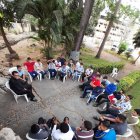 Un grupo de jóvenes se reúnen en uno de los espacios de las instalaciones del Seminario Mayor de Guayaquil.