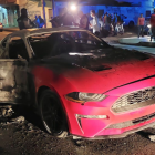 Un vehículo de alta gama fue incinerado en una esquina del suburbio de Guayaquil.