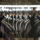 Un visitante fotografía uno de los pabellones del Mobile World Congress (MWC), el mayor evento de tecnología móvil del mundo, que arranca este lunes en Barcelona en un clima ya de plena normalidad tras las ediciones de la covid y que prevé atraer a más de 80.000 congresistas.