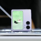 Vista del teléfono Oppo Find N2 Flip, una de las novedades del Mobile World Congress (MWC) que se celebra en Barcelona.