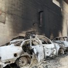 Coches de ciudadanos palestinos calcinados en el pueblo palestino de Huwara (Cisjordania) este lunes tras el asalto anoche de unos 400 colonos en venganza por un ataque palestino que mató a dos israelíes horas antes a pocos metros de allí. EFE/ Pablo Duer