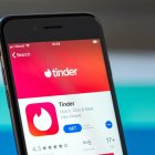 Tinder es una aplicación de citas, encuentros e incluso se le puede considerar como una red social.