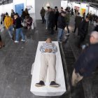 Madrid. Numerosas personas observan la obra ‘Aquí murió Picasso’, del artista Eugenio Merino.